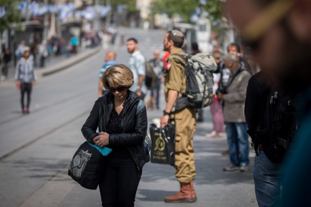 המונים עומדים בצפירה