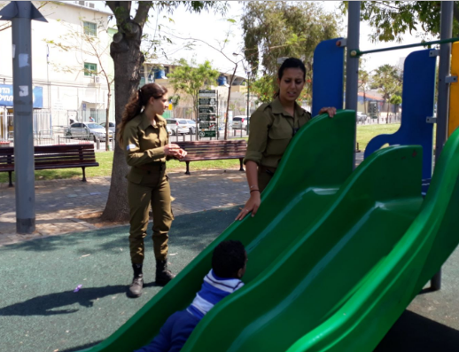 צה"ל: "פעילות החיילות עם המסתננים – בניגוד לנהלים"