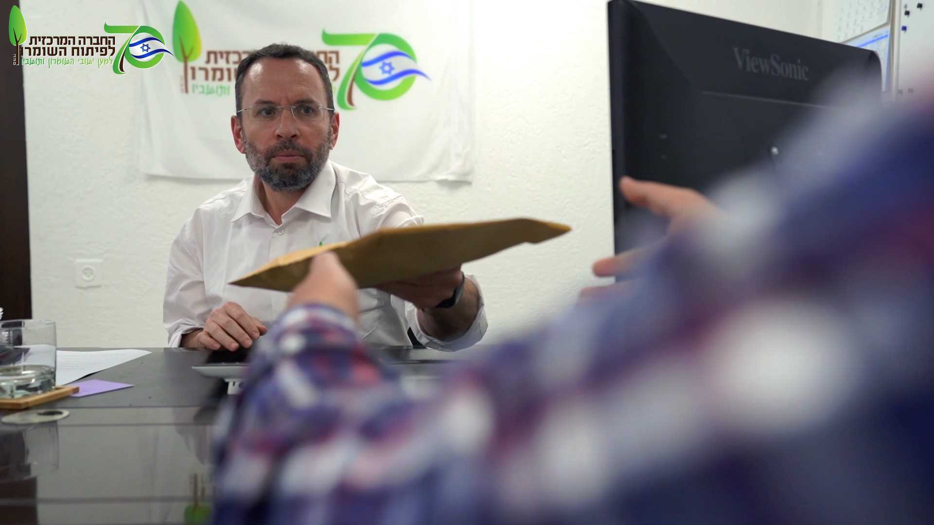 צפו: החבילה המסתורית שמסר מנכ"ל החל"פ שומרון