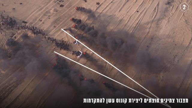 מצבור צמיגים להצתות מול הגדר