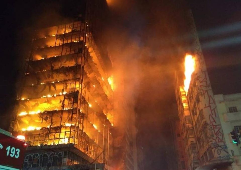 טרגדיה בברזיל: בניין מגורים עלה בלהבות והתמוטט