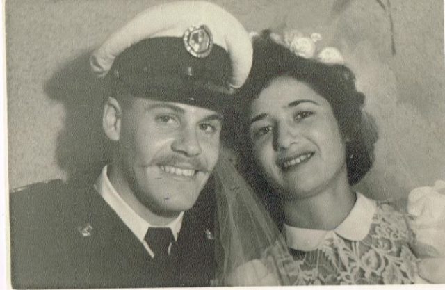 מאיר ואשתו שרה תדמור ביום חתונתם. באדיבות בתו דפנה תדמור-ניניו.