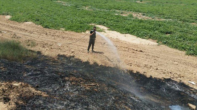 הרוג 1 וכ-100 פצועים בהפגנות פלסטינים בגבול עזה