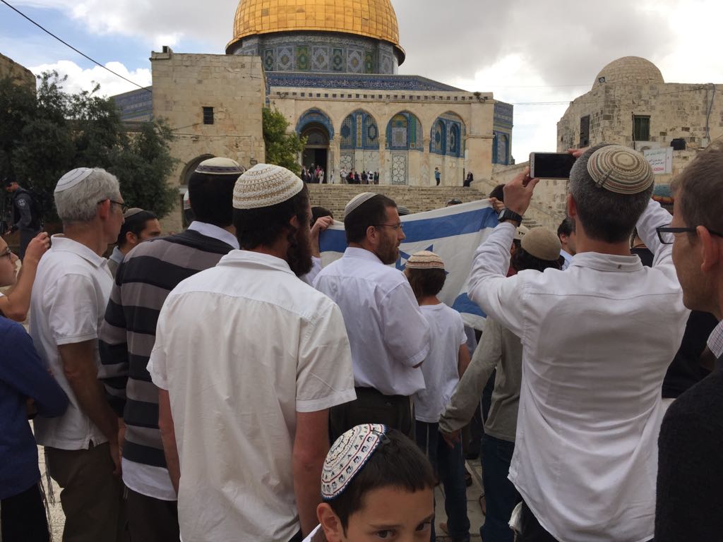 שלושה קטינים הניפו דגל בהר הבית. השוטרים החרימו