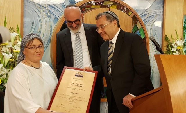 הרב ריסקין מעניק את התואר לרבנית אמירה רענן 