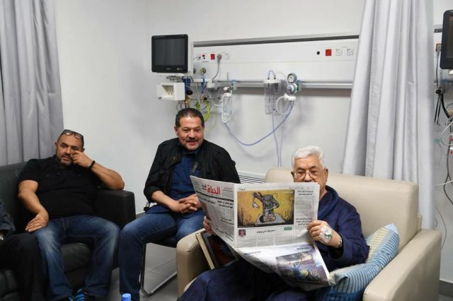 אבו מאזן בבית החולים: מתלוצץ ומסית עם רופאיו