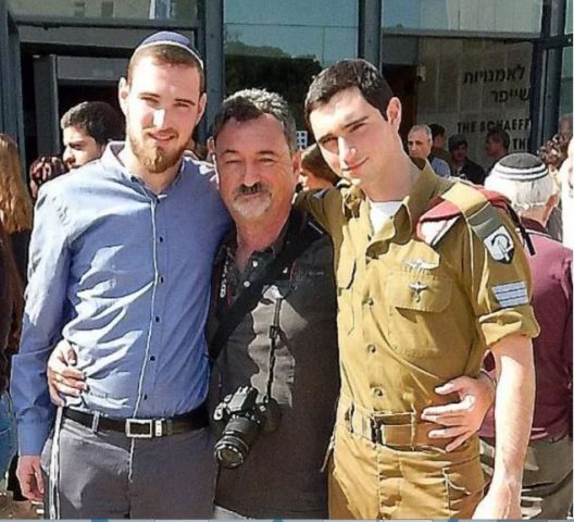 רונן לוברסקי, אביו ואחיו (קרדיט: באדיבות המשפחה) 