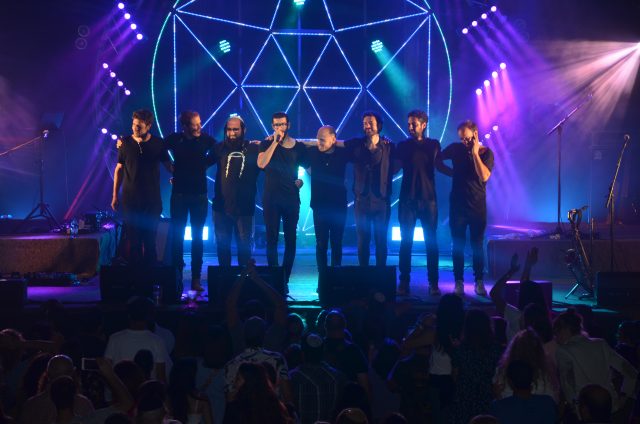 לגמרי 'לא לבד' | ביקורת מופע חנן בן ארי