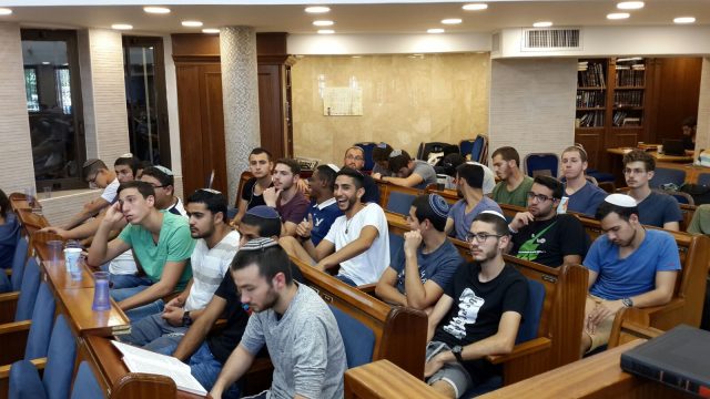הרב אבינר: 'השתגעו לגמרי, דוחפים בנות בכל מקום'