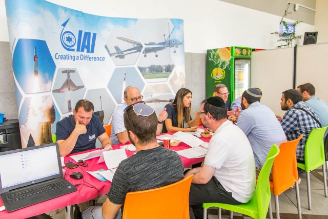 מחוברים לתעשייה: יריד השמה במרכז האקדמי לב