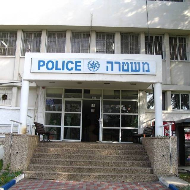 הוארך מעצרו של האב שנעל את בתו מחוץ לחלון הבית