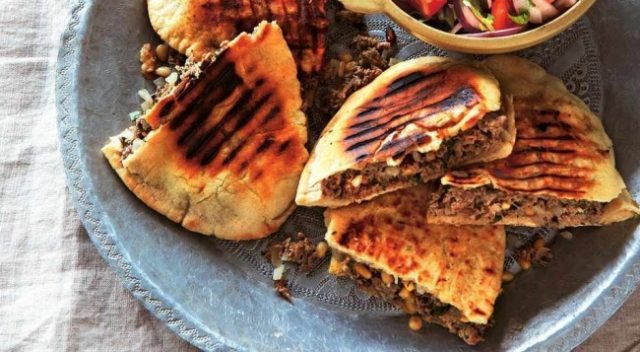 ארוחה שלמה בפיתה: 2 מתכונים ששווה לאמץ