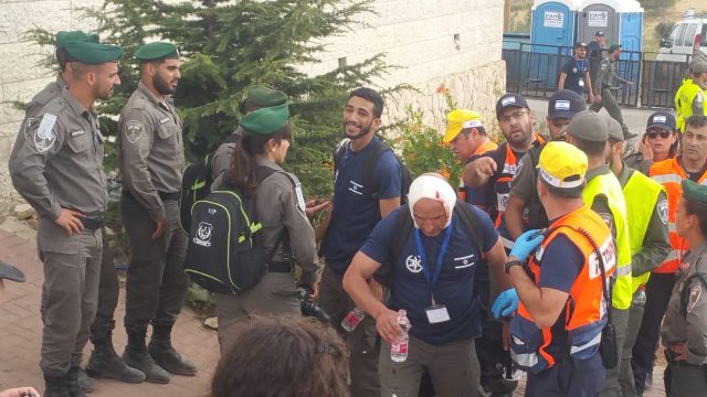 עשרות גברים מתבצרים בבית משפחת בר לב