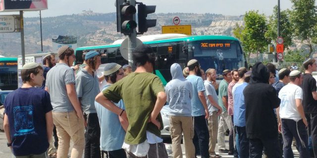 פינוי נתיב האבות: עשרות חוסמים את הכניסה לי-ם