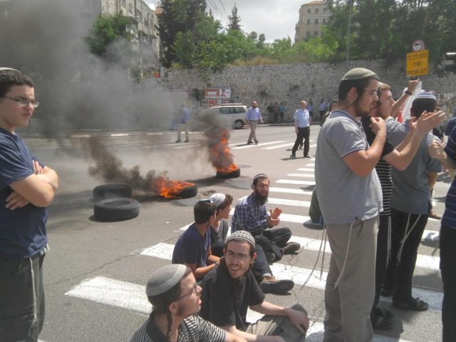 פינוי נתיב האבות: עשרות חוסמים את הכניסה לי-ם