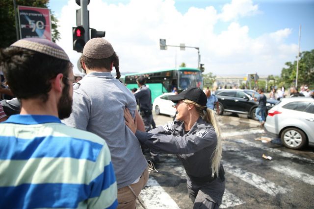 פינוי נתיב האבות: עשרות חוסמים את הכניסה לי-ם
