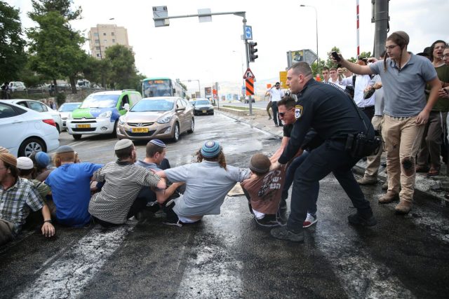 פינוי נתיב האבות: עשרות חוסמים את הכניסה לי-ם