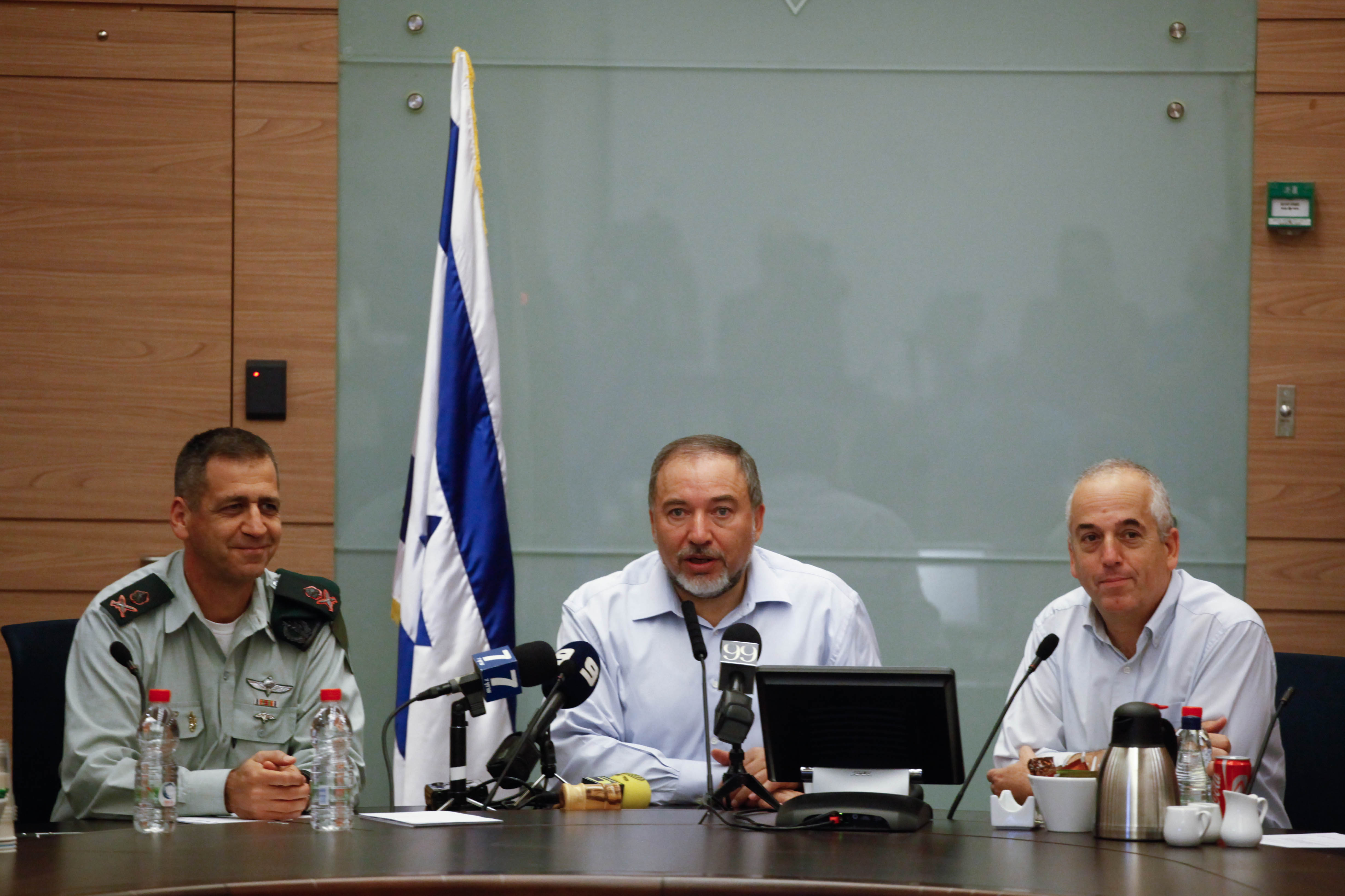 ליברמן מונע מקצינים להופיע בדיונים של הכנסת