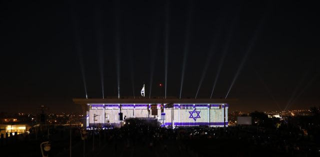 המשכן לבש חג