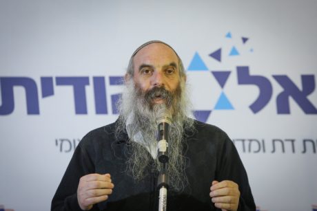 'לא הוטעיתי; הרב שלך לא התיר לאישה לדבר בחופה'