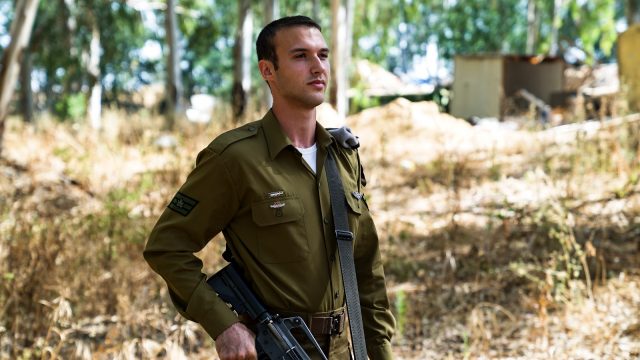 לוחם חוד מחיל ההנדסה מדגים את המדים והסיכה החדשה