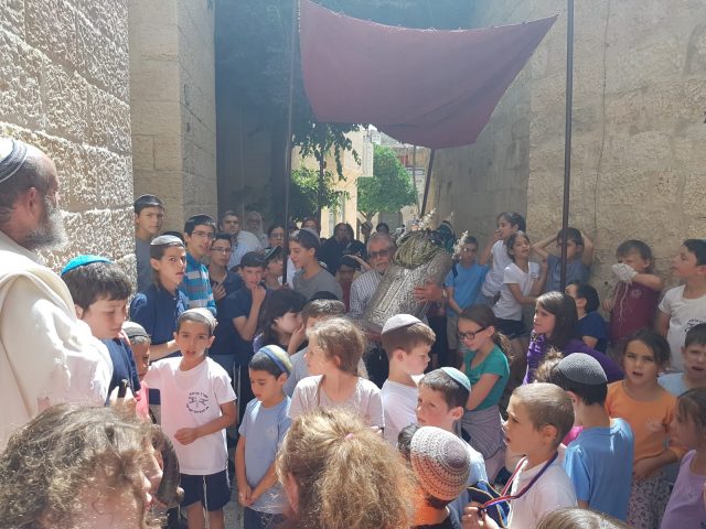הכנסת ספר התורה של הרב גץ