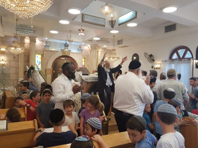 תלמידי ממ"ד הרובע היהודי בטקס הכנסת הספר בישיבת המקובלים