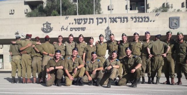 בוגרי המכינה בעלי שסיימו היום קורס קצינים