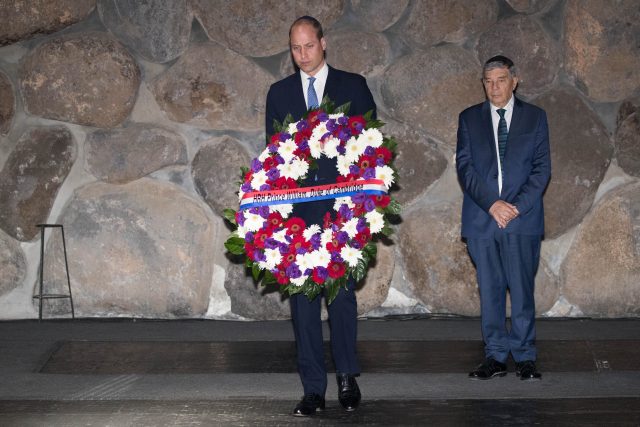 הנסיך וויליאם מניח זר במהלך טקס באוהל יזכור ביד ושם