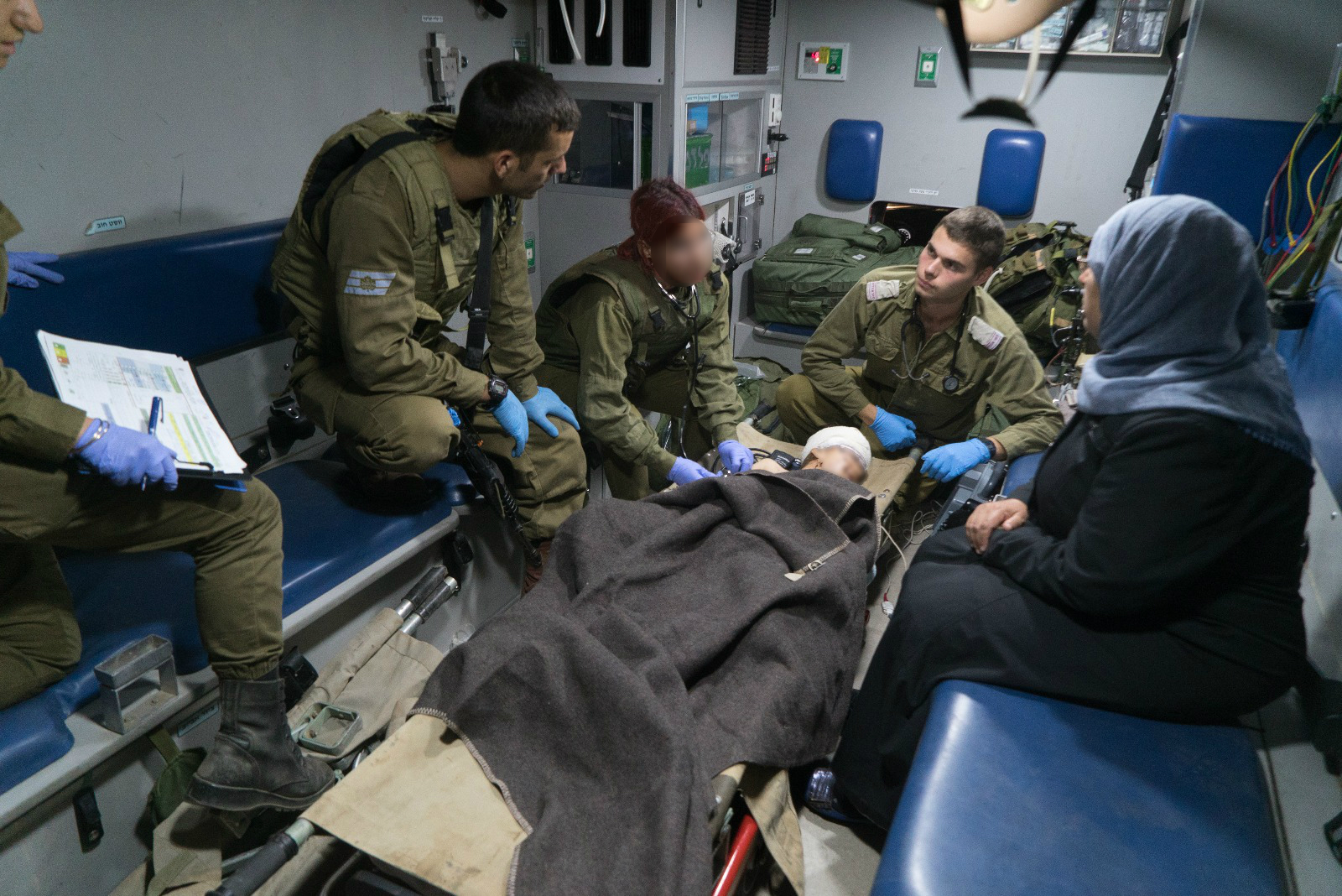 צפו: צה"ל מטפל בפצועים סורים שהועברו לישראל