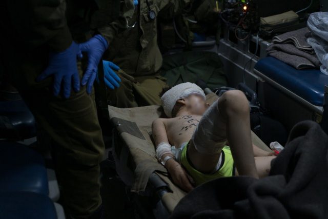 צפו: צה"ל מטפל בפצועים סורים שהועברו לישראל