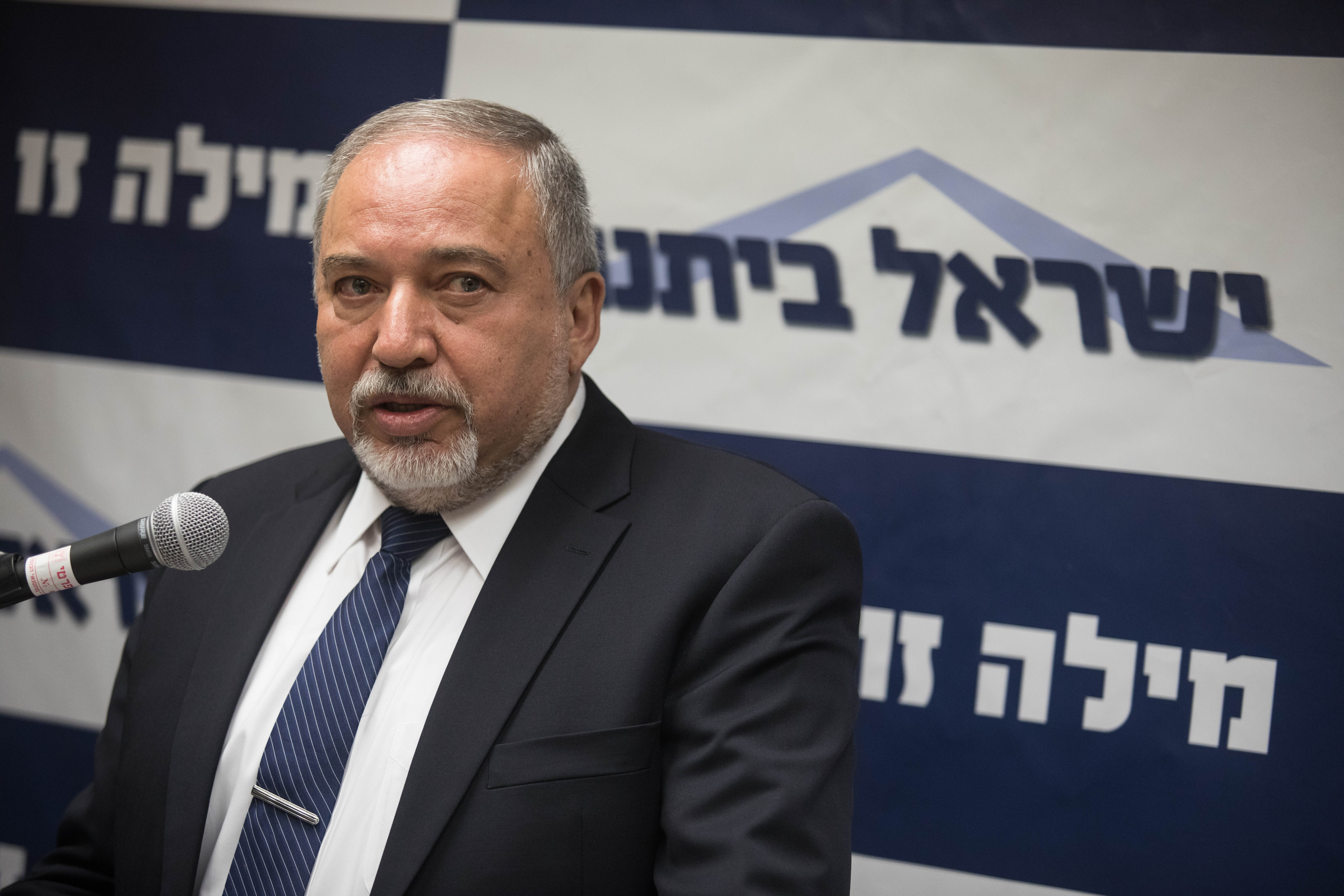 בניגוד להנחיות: המספרה נפתחה בשביל ליברמן. צפו