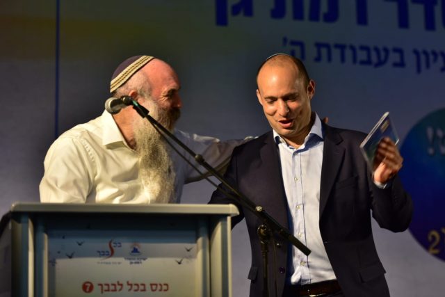 בנט מקבל את הדיסק החדש מהרב שפירא