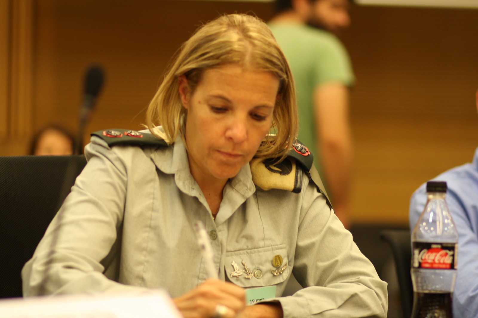 סא"ל במדים משתתפת בכנס נגד הדתה בכנסת