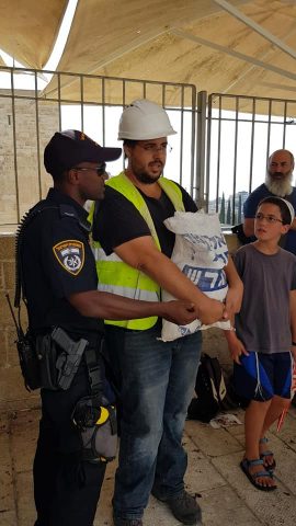 הסטודנטים עם כלי הבניה בכניסה להר (קרדיט: סטודנטים למען הר הבית)