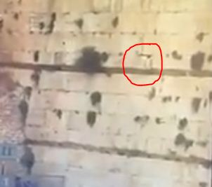 אבן מאבני הכותל המערבי נפלה. אין נפגעים. צפו