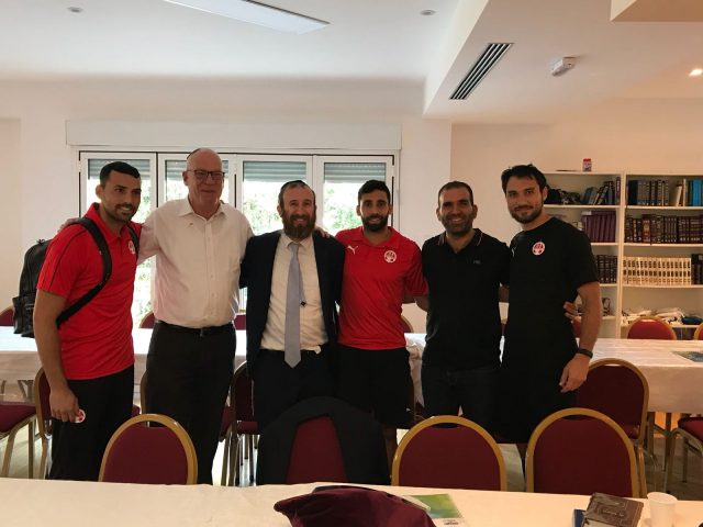 ברכת כהן לשחקני הפועל באר שבע לפני המשחק