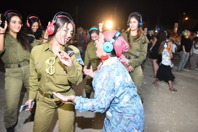 מירי מסיקה לנשים הסרוגות: "מרגישה מחוברת אליכן"