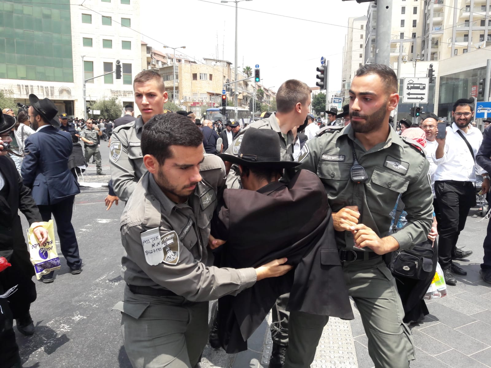 חרדים קיצונים חוסמים כבישים בירושלים; 37 נעצרו