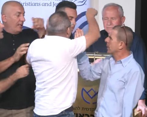 צפו: דיכטר מותקף על ידי פעילים דרוזים