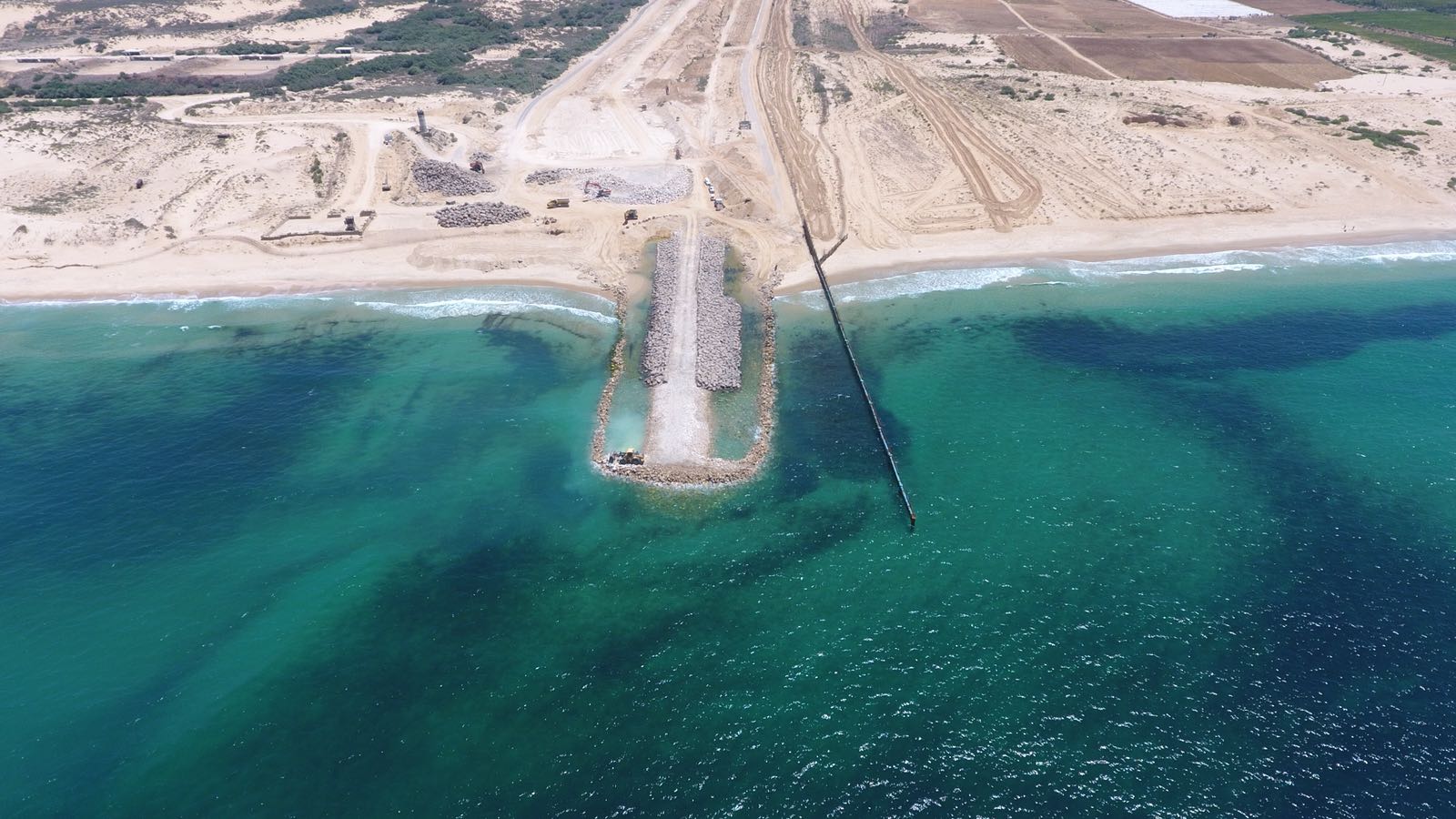 תיעוד: נחשף המכשול הימי שישראל בונה בגבול עזה