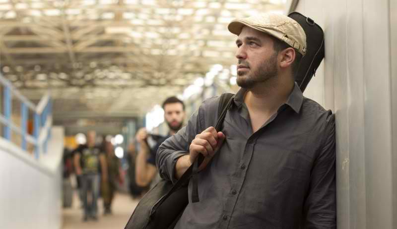 "פשוט ונוגע": אורי וויל בשיר אהבה חדש• צפו