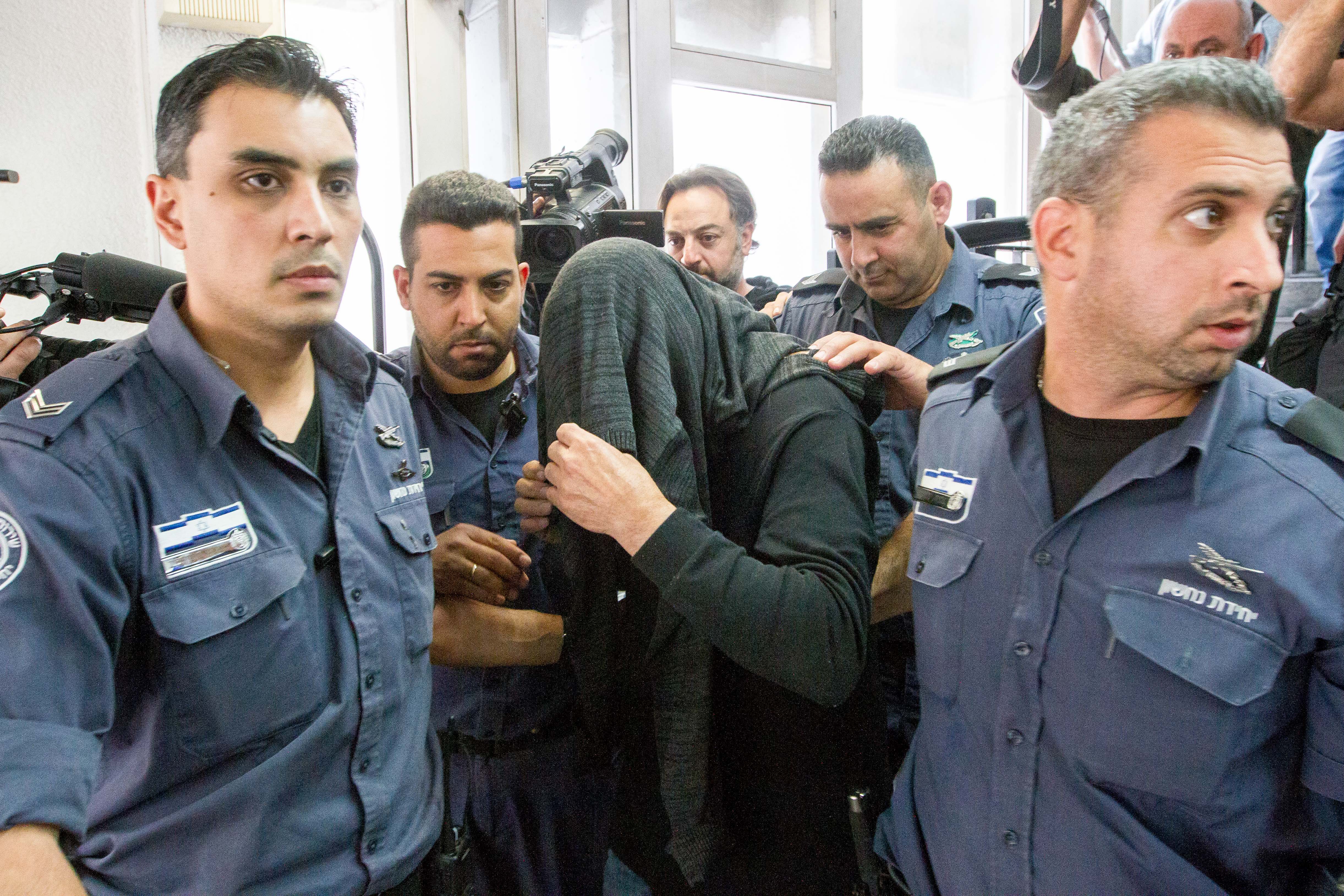 באקדח טייזר: נעצר החשוד בריסוס גרפיטי בבית הכנסת