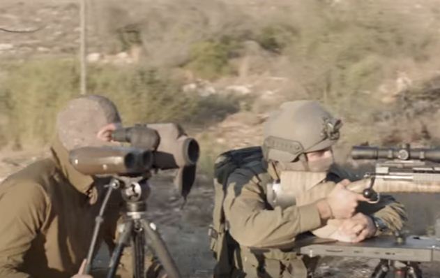 מרתק • צפו: האדם שבלעדיו הצלפים לא שווים כלום