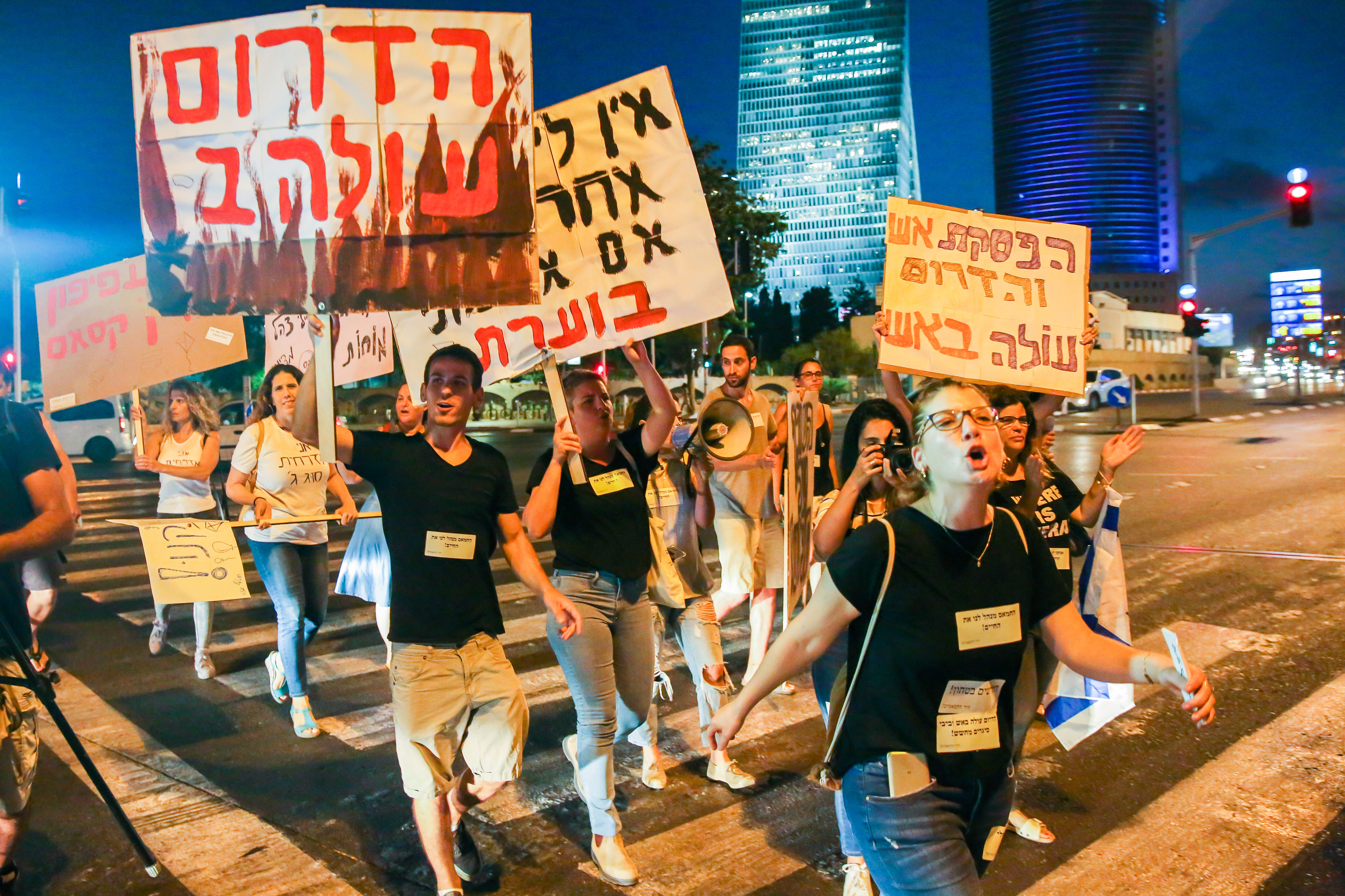 "הדרום בוער": מאות תושבי עוטף עזה הפגינו בתל אביב