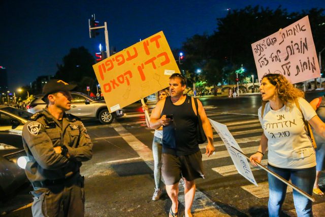 מהכנסת הגיע לתמוך חבר הכנסת אילן גילאון (מרצ) שהפריח עם המפגינים בלונים כפרפרזה מול מאות בלוני התבערה שמשוגרים מהרצועה לעבר היישובים בעוטף.