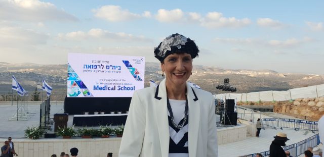 ליד שלדון אדלסון, בנט תוקף את מדיניות הממשלה