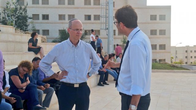ליד שלדון אדלסון, בנט תוקף את מדיניות הממשלה