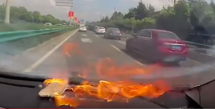 צפו: מכשיר האייפון התפוצץ בנסיעה, הנהגת נפצעה