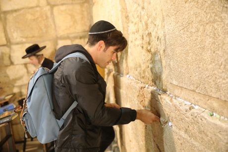 מרגש: כך החליטו הסלבס להתחבר לאלול• צפו